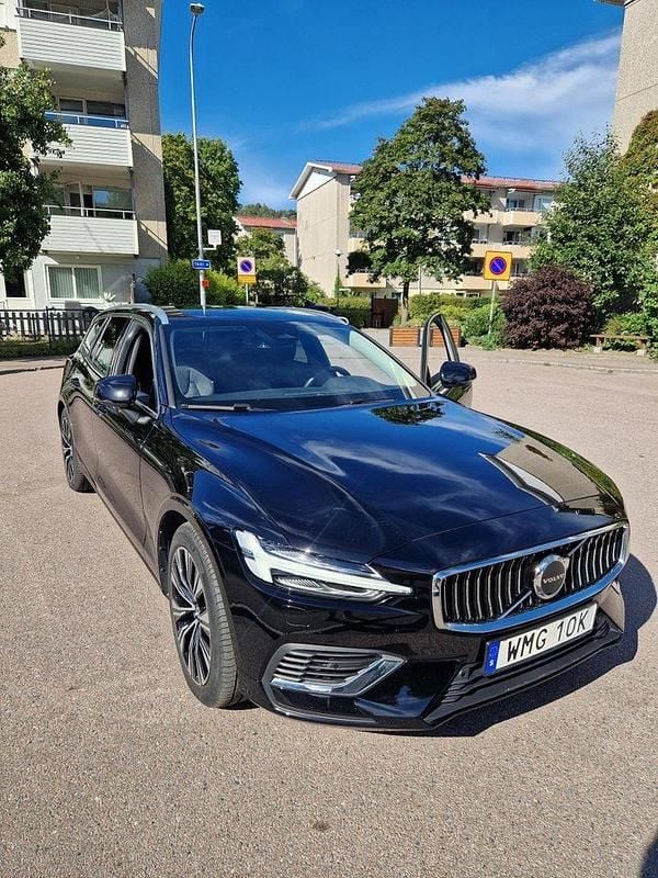 Svart Begagnad 2023 Volvo V60 Kombi | 380 000 kr (Marknadspris) - Bild 1/4