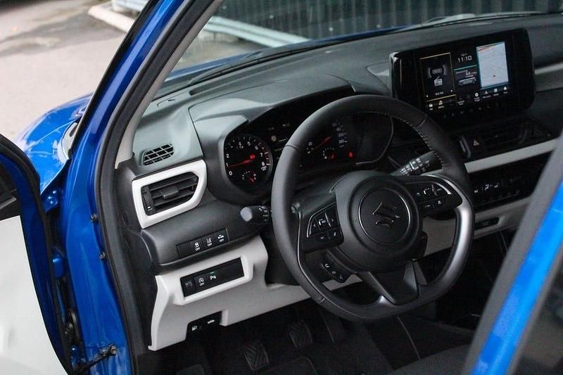 Ny Suzuki Swift 83 HK (61 kW) 2025 Blå Halvkombi