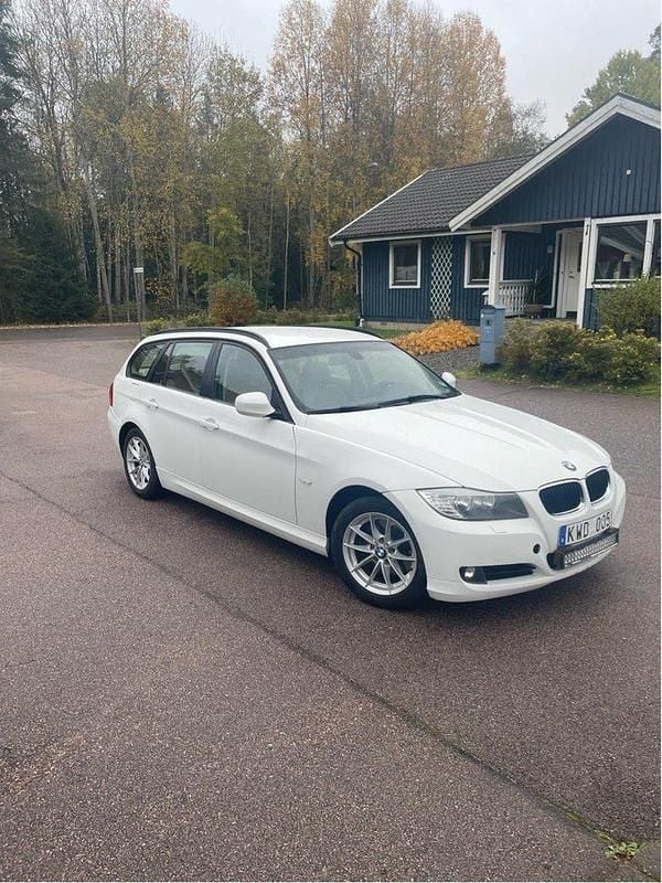 Vit Begagnad 2011 BMW 318 Comfort Edition Kombi | 48 000 kr (Marknadspris) - Bild 1/4