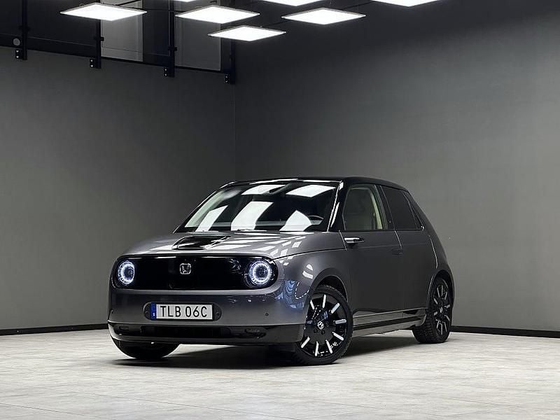 Grå Begagnad 2020 Honda e Halvkombi | 179 900 kr (Marknadspris) - Bild 1/3