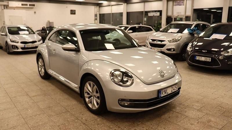 Silver Begagnad 2011 VW Beetle Halvkombi | 89 900 kr (Marknadspris) - Bild 1/4