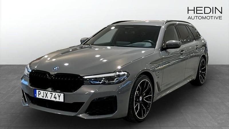 Grå Begagnad 2022 BMW 530 M Sport Kombi | 394 900 kr - Bild 1/4