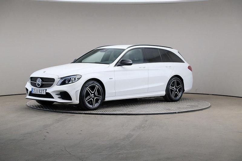 Vit Begagnad 2020 Mercedes C300e AMG Kombi | 279 000 kr (Superpris) - Bild 1/4