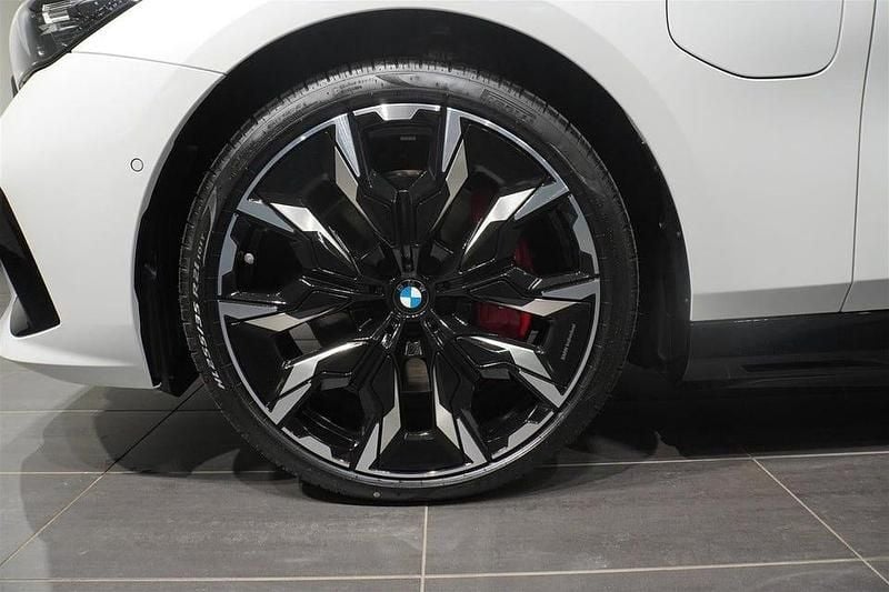 Begagnad BMW 550 M Sport 490 HK (360 kW) 2025 Mineralvit metallic Kombi