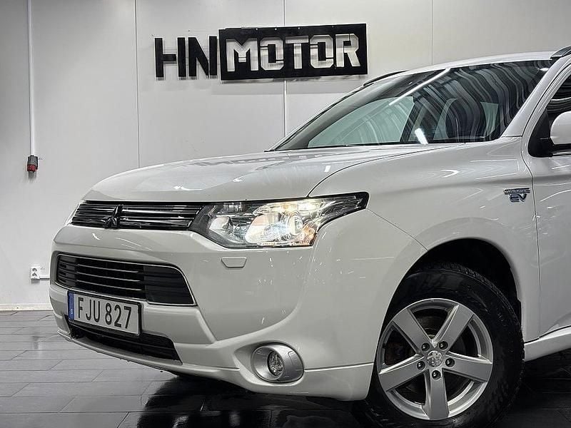 Begagnad Mitsubishi Outlander P-HEV 121 HK (88 kW) 2014 Vit SUV