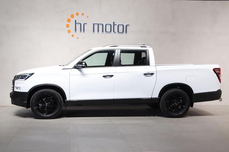 Grå (vit) Ny 2024 Ssangyong (KGM) Musso Van | 523 750 kr - Bild 1/4