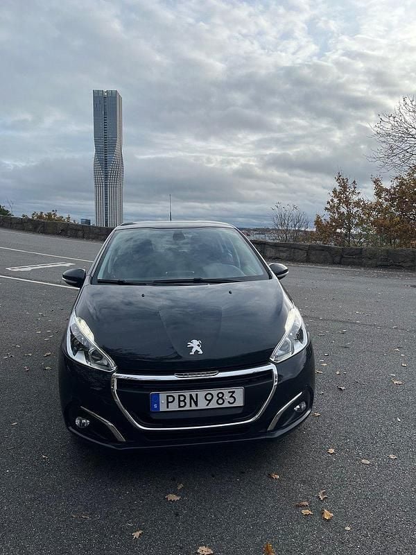 Mörkgrå (grå) Begagnad 2016 Peugeot 208 Halvkombi | 97 000 kr (Bra pris) - Bild 1/4