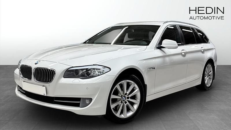 Vit (white) Begagnad 2013 BMW 525 Kombi | 134 700 kr (Marknadspris) - Bild 1/4