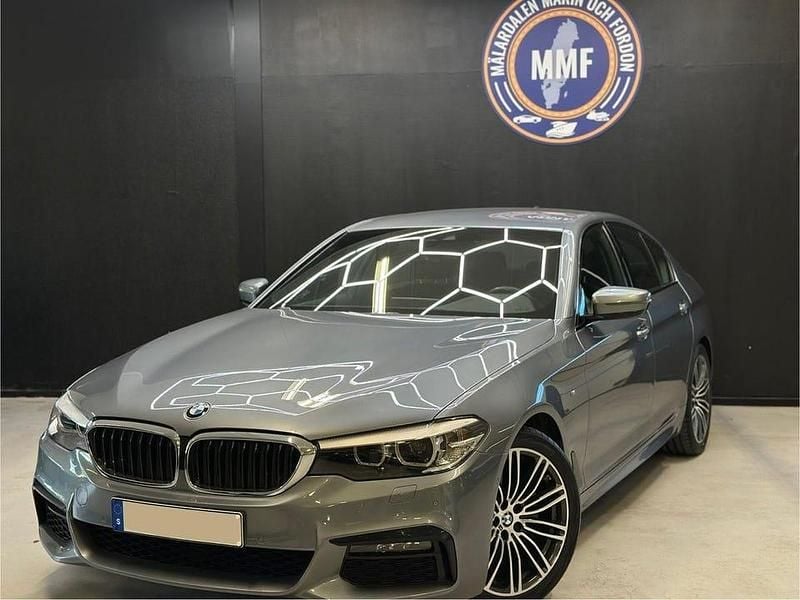Blå Begagnad 2019 BMW 520 M Sport Sedan | 349 800 kr (Marknadspris) - Bild 1/4