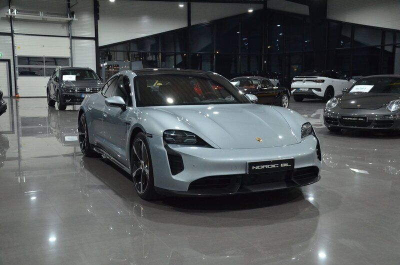 Silver Begagnad 2020 Porsche Taycan Turbo S Sedan | 1 100 000 kr - Bild 1/4
