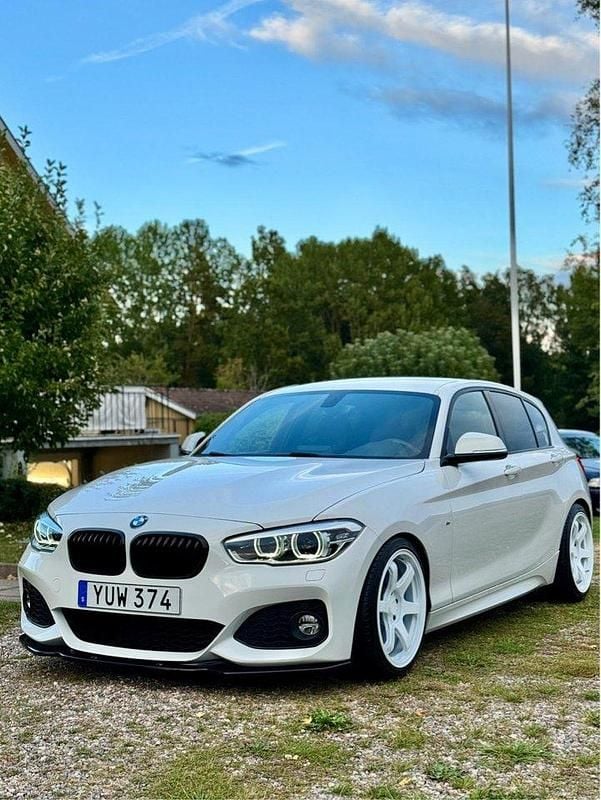 Vit Begagnad 2019 BMW 120 M Sport Halvkombi | 245 000 kr (Marknadspris) - Bild 1/3