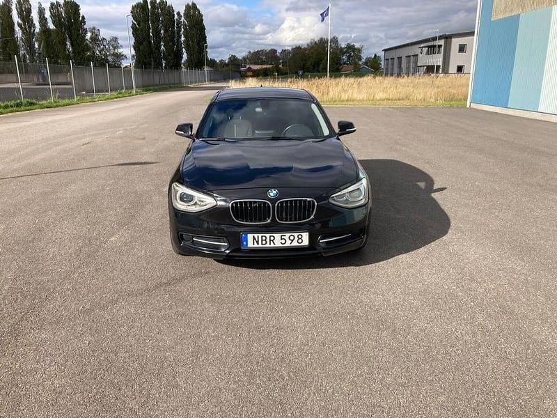 Begagnad BMW 118 Sport Line 143 HK (105 kW) 2012 Svart Halvkombi