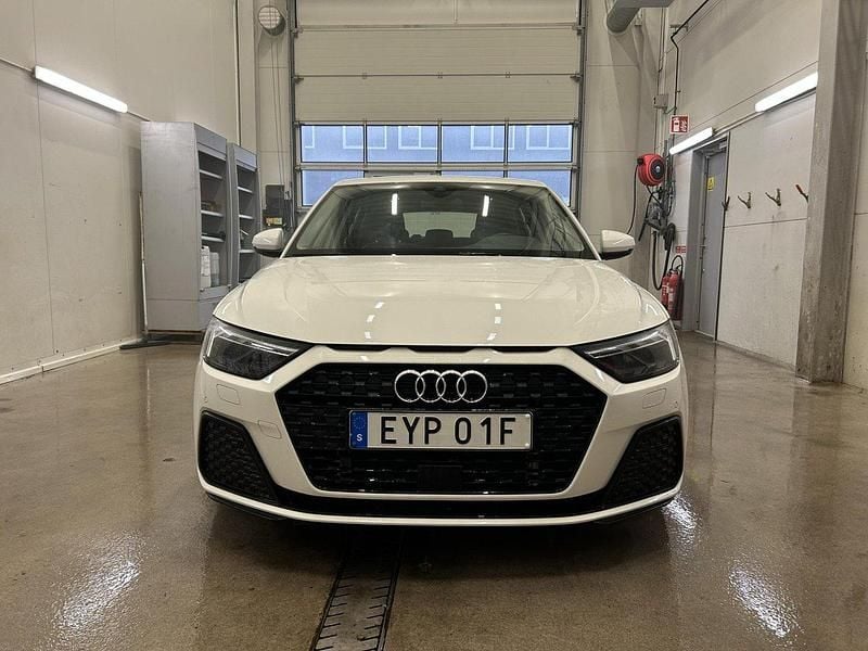 Vit Begagnad 2022 Audi A1 Sportback Proline Halvkombi | 209 000 kr (Marknadspris) - Bild 1/4