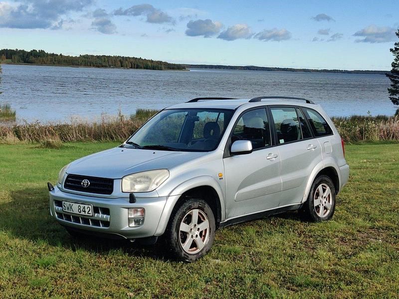 Silver Begagnad 2002 Toyota RAV4 SUV | 40 000 kr (Marknadspris) - Bild 1/4
