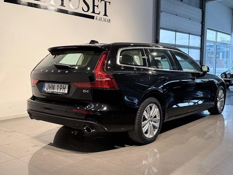 Begagnad Volvo V60 Momentum 197 HK (144 kW) 2021 Svart Kombi