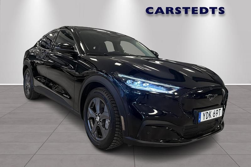 Svart Begagnad 2022 Ford Mustang Mach-E Standard Range SUV | 389 900 kr - Bild 1/4