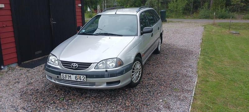 Begagnad 2001 Toyota Avensis Kombi | 15 000 kr (Marknadspris) - Bild 1/2