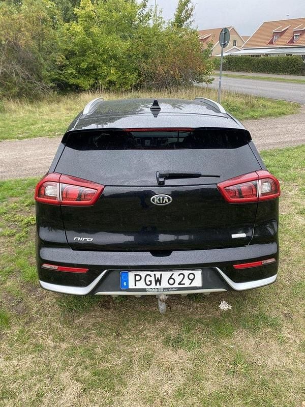 Svart Begagnad 2017 Kia Niro Advance SUV | 125 000 kr (Marknadspris) - Bild 1/4