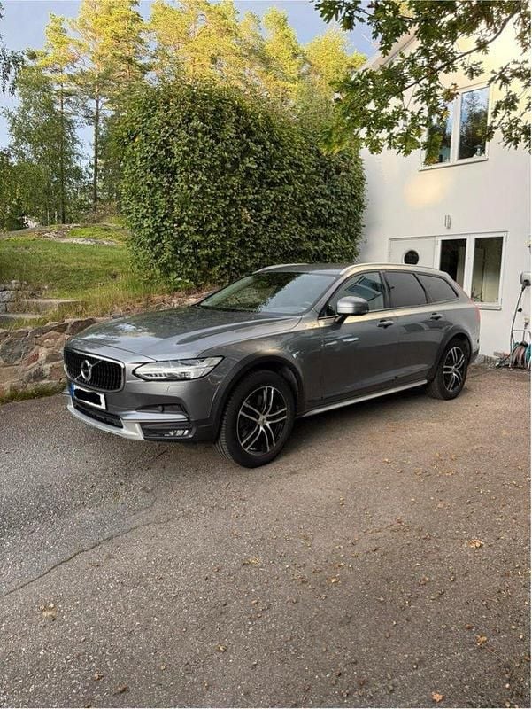 Grå Begagnad 2019 Volvo V90 CC Kombi | 295 000 kr (Bra pris) - Bild 1/4