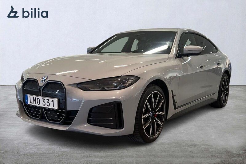 Grå Begagnad 2023 BMW i4 M Sport Sedan | 449 000 kr (Marknadspris) - Bild 1/4