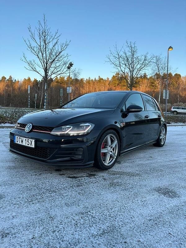 Svart Begagnad 2019 VW Golf VII GTI Halvkombi | 220 000 kr (Marknadspris) - Bild 1/4