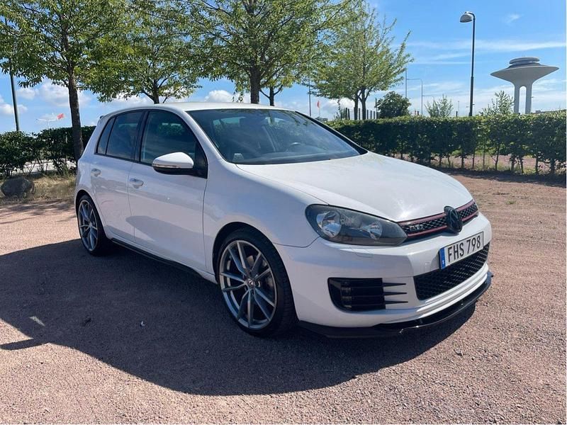 Vit Begagnad 2010 VW Golf VI GTI Halvkombi | 83 000 kr (Marknadspris) - Bild 1/4
