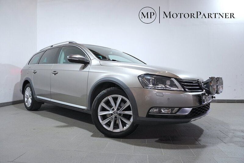 Ljusbrun (brun) Begagnad 2014 VW Passat Alltrack Kombi | 109 900 kr (Bra pris) - Bild 1/4