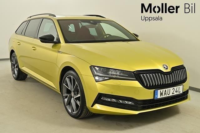 Gul (dragon skin) Begagnad 2024 Skoda Superb Kombi | 408 000 kr (Marknadspris) - Bild 1/4