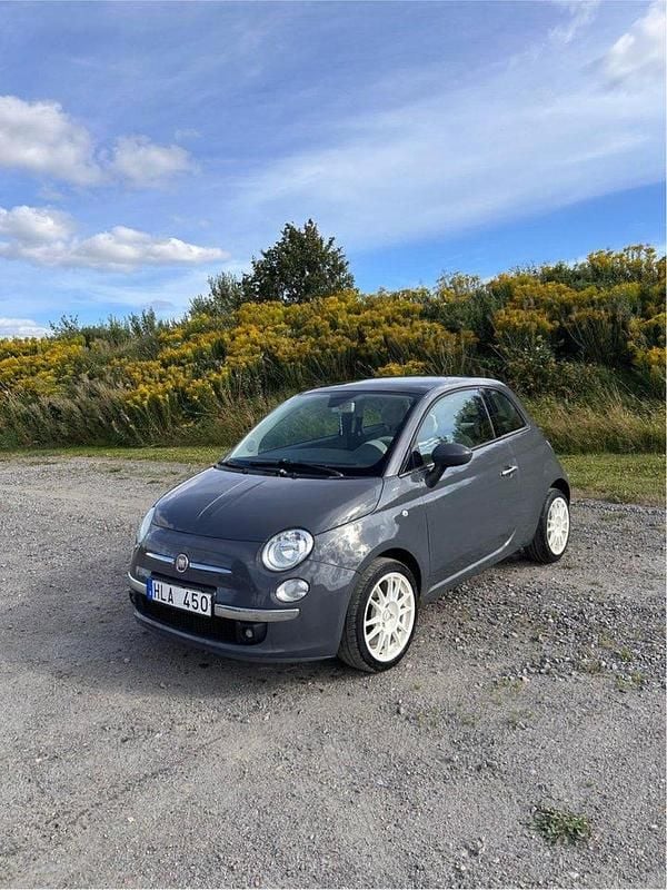 Grå Begagnad 2012 Fiat 500 Lounge Halvkombi | 42 000 kr (Marknadspris) - Bild 1/4