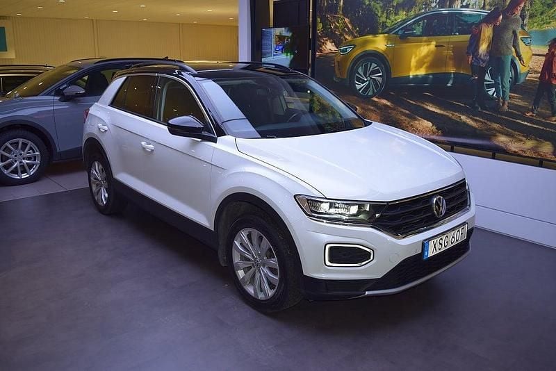 Vit Begagnad 2018 VW T-Roc SUV | 228 900 kr (Marknadspris) - Bild 1/4