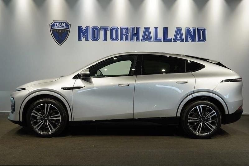 Silver Begagnad 2025 XPENG G6 SUV | 529 900 kr (Bra pris) - Bild 1/4