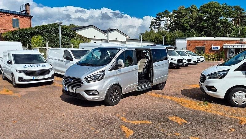 Grå Begagnad 2018 Ford Tourneo Custom Minibuss | 388 000 kr (Marknadspris) - Bild 1/4