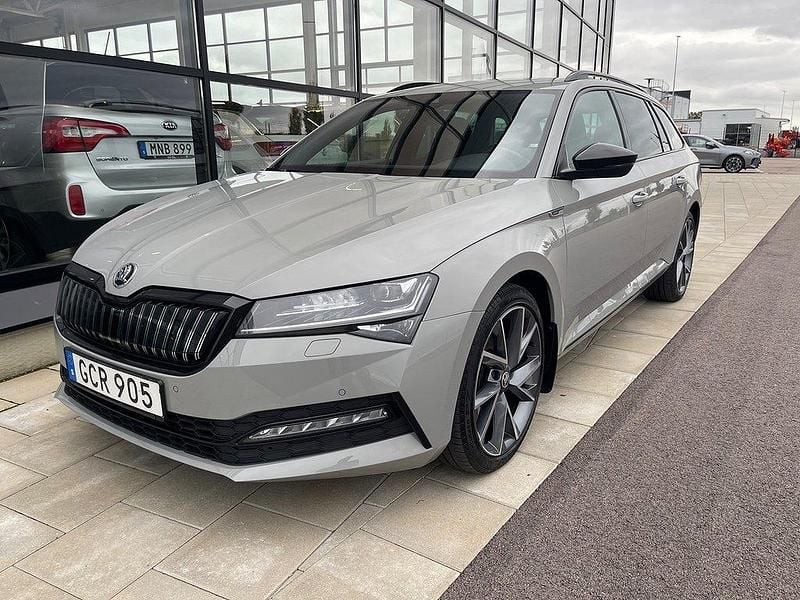 Grå Begagnad 2020 Skoda Superb SportLine Kombi | 239 900 kr (Lite dyr) - Bild 1/4