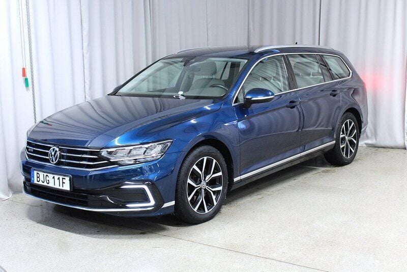 Blå Begagnad 2020 VW Passat GTE Kombi | 254 900 kr (Marknadspris) - Bild 1/4