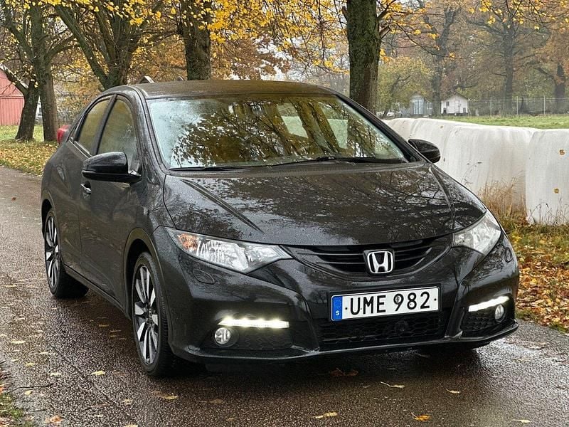 Svart Begagnad 2014 Honda Civic Sport Halvkombi | 144 900 kr (Marknadspris) - Bild 1/4