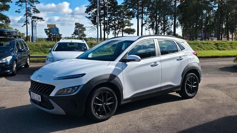 Vit Begagnad 2023 Hyundai Kona Essential SUV | 219 900 kr - Bild 1/4