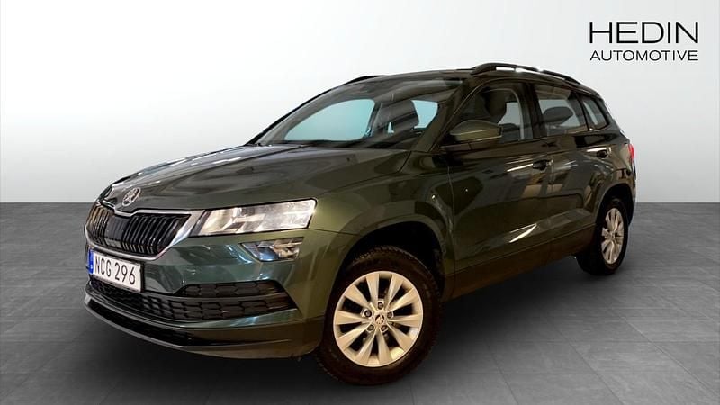 Grön (green) Begagnad 2018 Skoda Karoq Ambition SUV | 199 900 kr (Marknadspris) - Bild 1/4