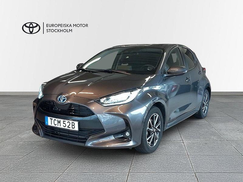 Mörkgrå Begagnad 2023 Toyota Yaris Hybrid Active Halvkombi | 239 900 kr (Marknadspris) - Bild 1/3