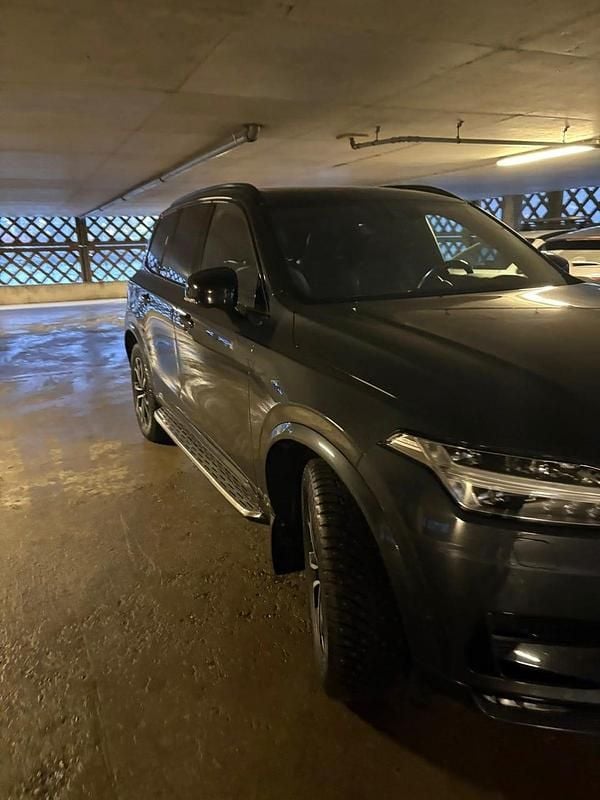 Grå metallic, Begagnad 2021 Volvo XC90 SUV | 550 000 kr (Marknadspris) - Bild 1/1