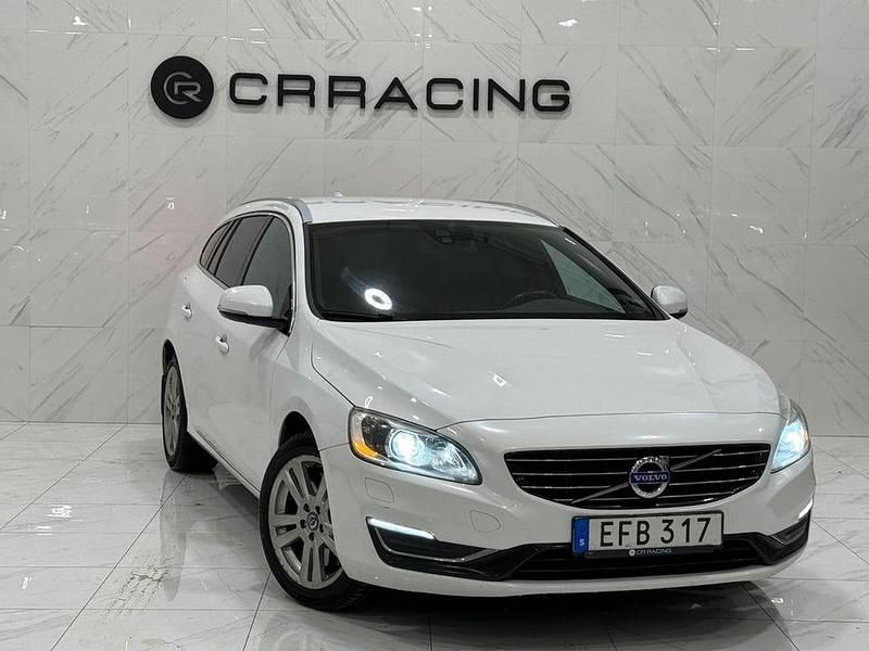 Vit Begagnad 2014 Volvo V60 Summum Kombi | 134 900 kr (Marknadspris) - Bild 1/4