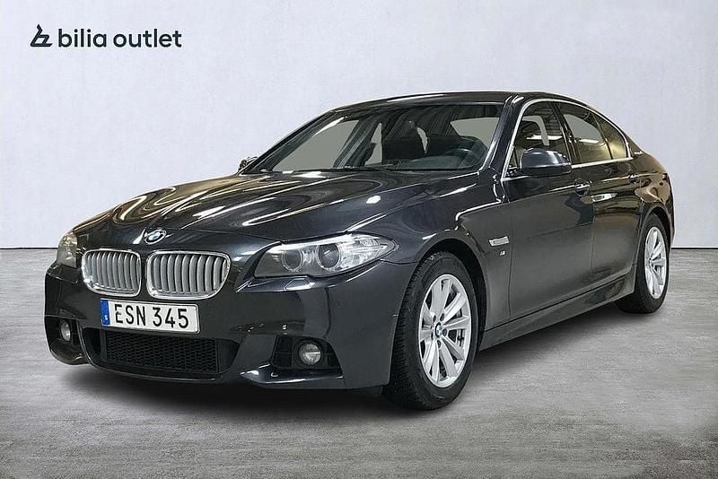 Grå Begagnad 2015 BMW ActiveHybrid 5 M Sport Sedan | 169 900 kr - Bild 1/3