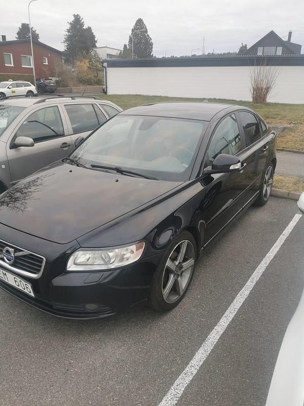Svart Begagnad 2011 Volvo S40 Sedan | 49 000 kr (Marknadspris) - Bild 1/4