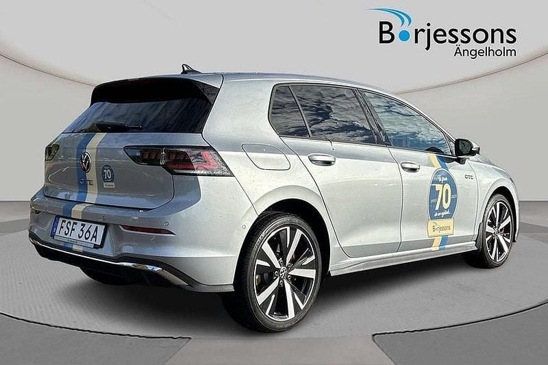 Silver Begagnad 2024 VW Golf VIII GTE Halvkombi | 499 900 kr - Bild 1/4
