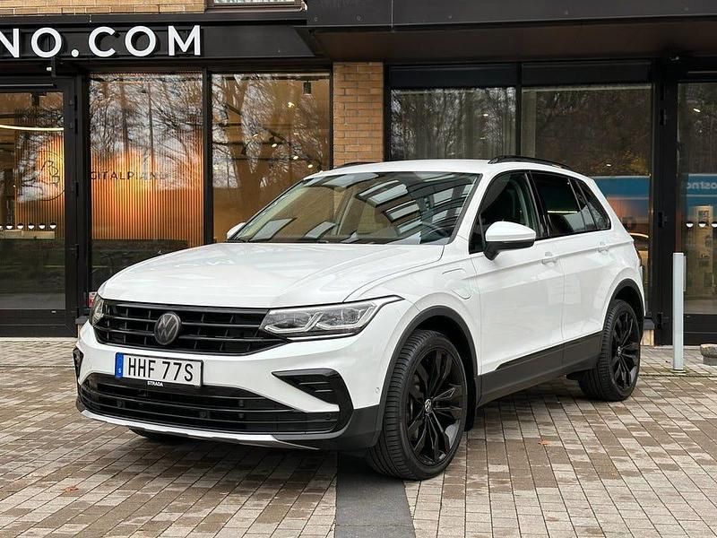 Vit Begagnad 2021 VW Tiguan Elegance SUV | 324 900 kr (Marknadspris) - Bild 1/4
