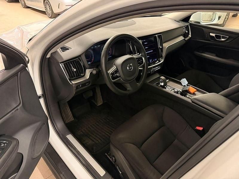 Begagnad Volvo V60 CC Momentum 197 HK (144 kW) 2022 Vit Kombi
