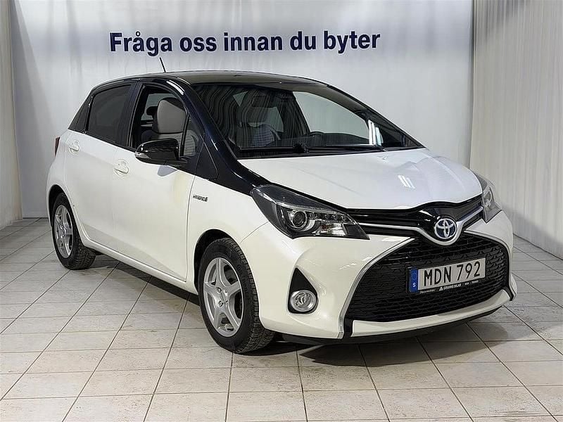 Begagnad Toyota Yaris Hybrid Active 73 HK (53 kW) 2015 Vit Halvkombi