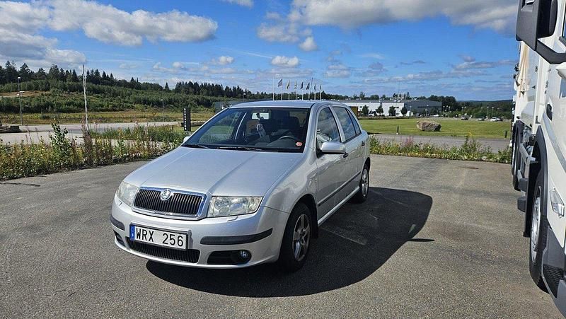 Silver Begagnad 2005 Skoda Fabia Halvkombi | 28 000 kr (Lite dyr) - Bild 1/4