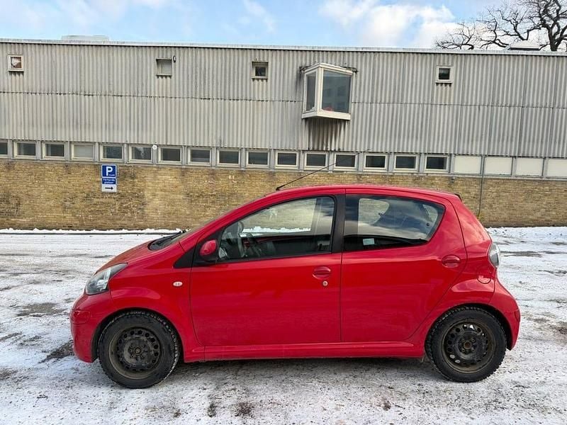 Röd Begagnad 2011 Toyota Aygo Halvkombi | 36 800 kr (Marknadspris) - Bild 1/4