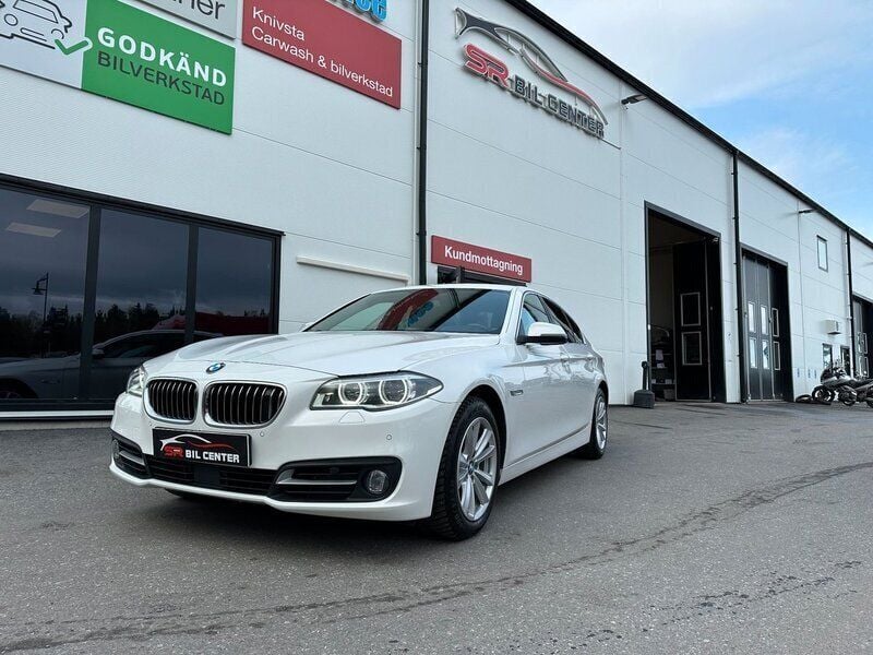 Vit Begagnad 2014 BMW 520 Sedan | 159 000 kr (Marknadspris) - Bild 1/4