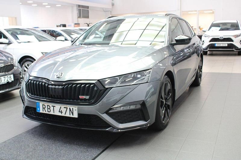 Grå Begagnad 2022 Skoda Octavia RS Kombi | 294 900 kr (Lite dyr) - Bild 1/4